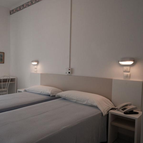 hotelmarconicattolica fr chambres 045