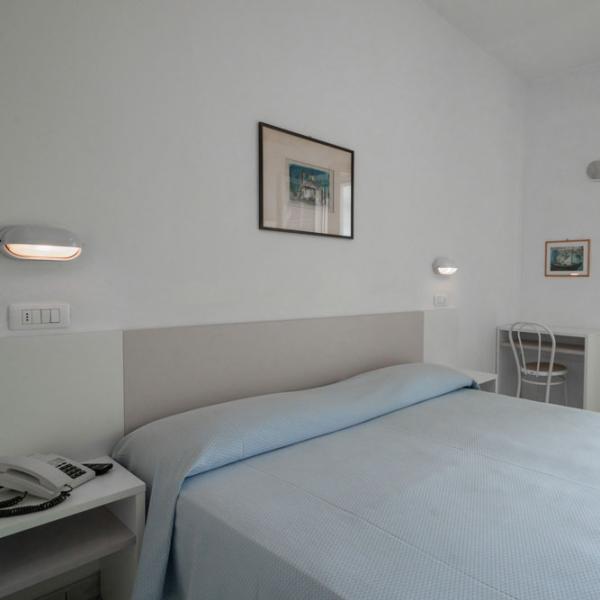 hotelmarconicattolica fr chambres 046