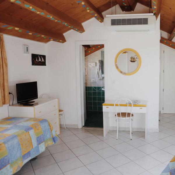 hotelmarconicattolica fr chambres 034