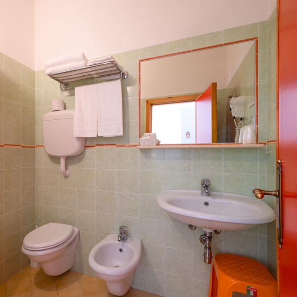 hotelmarconicattolica fr chambres 018