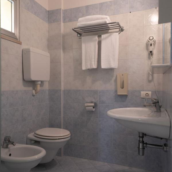hotelmarconicattolica fr chambres 019