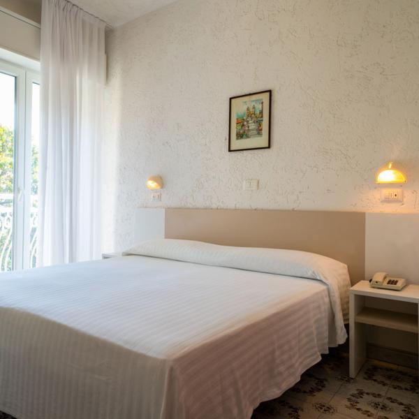 hotelmarconicattolica fr chambres 012